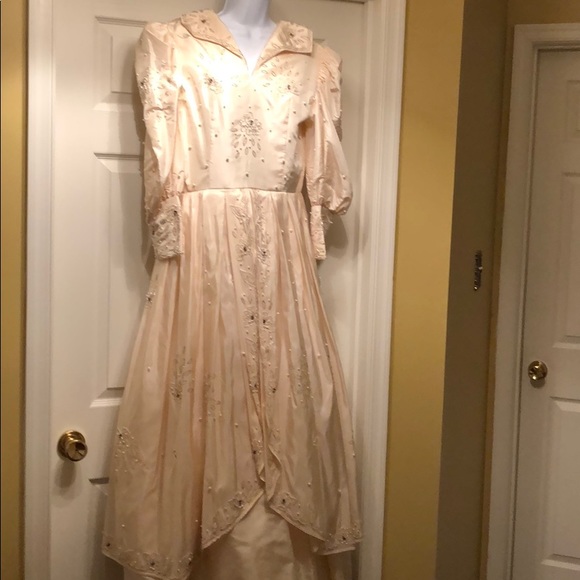 Beautiful Gown with Multiple linings - Picture 2 of 8